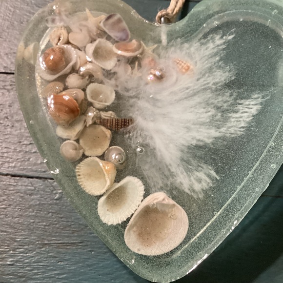 Clear resin with shell hanging decor - Picture 8 of 8